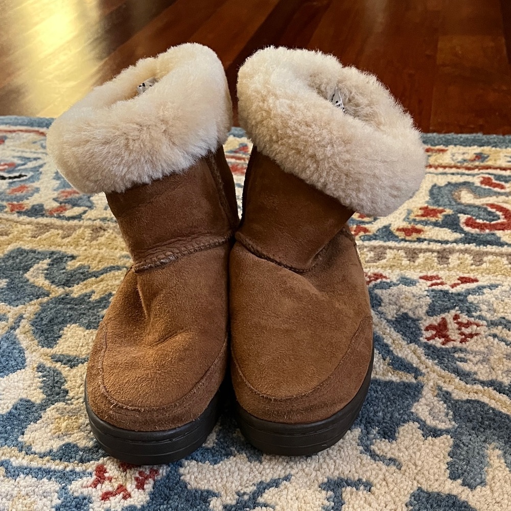 UGG Australia, original sheepskin boots, excellent condition, size 5, fits US 6.